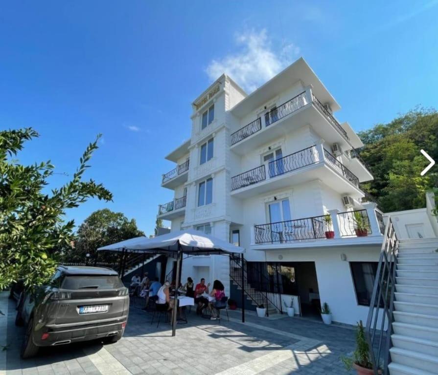 Hotel Fama Škalngur Dış mekan fotoğraf